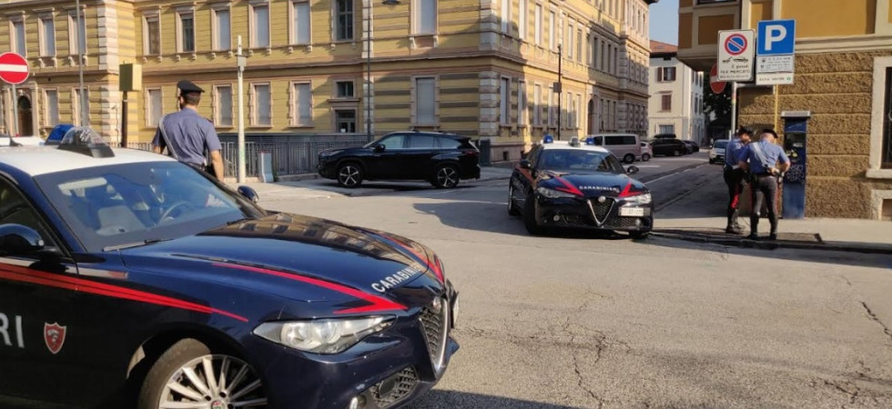 Alla vista dei carabinieri tenta di disfarsi di hashish e cocaina ma i militari lo bloccano: 39enne arrestato