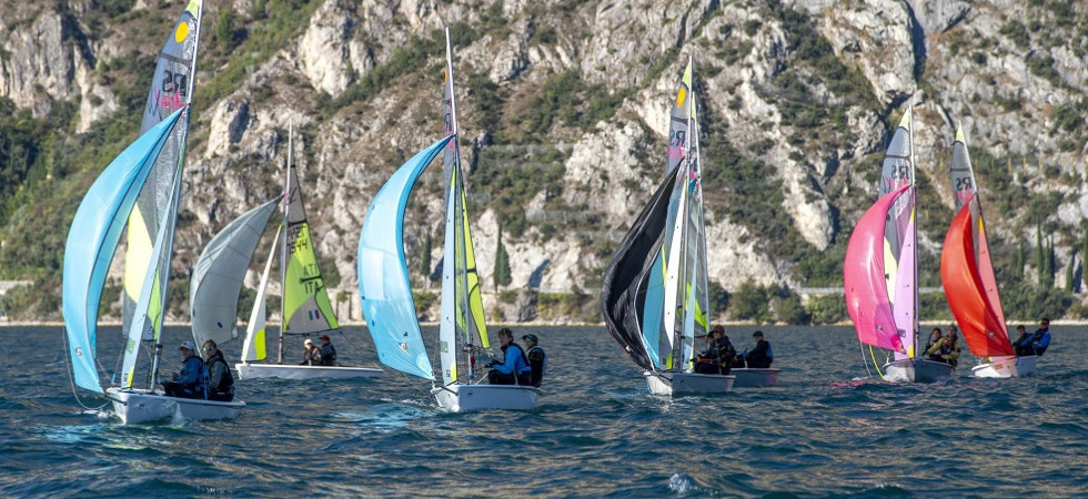 Foto di Elena Giolai Il lago di Garda attende i campionati giovanili in doppio, oltre 700 velisti pronti a sfidarsi nelle acque trentine