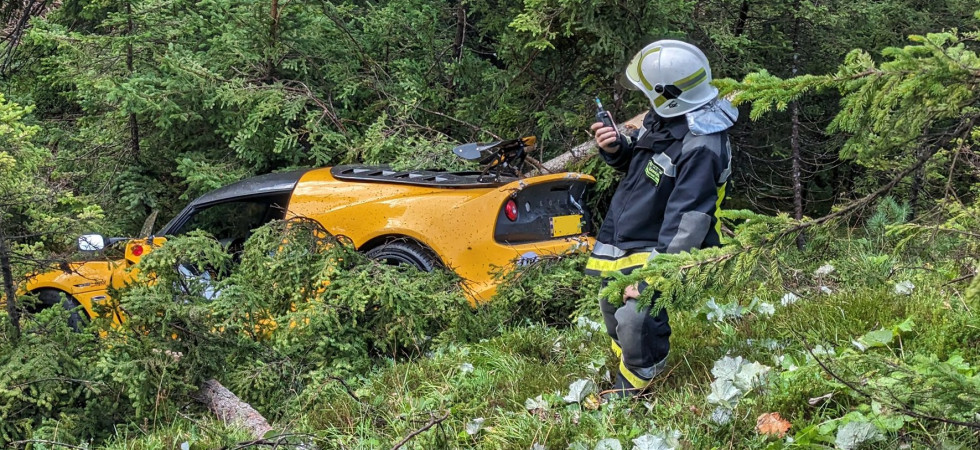 Perde il controllo dell'auto sportiva in curva e precipita in un dirupo, momenti di paura al Passo Sella