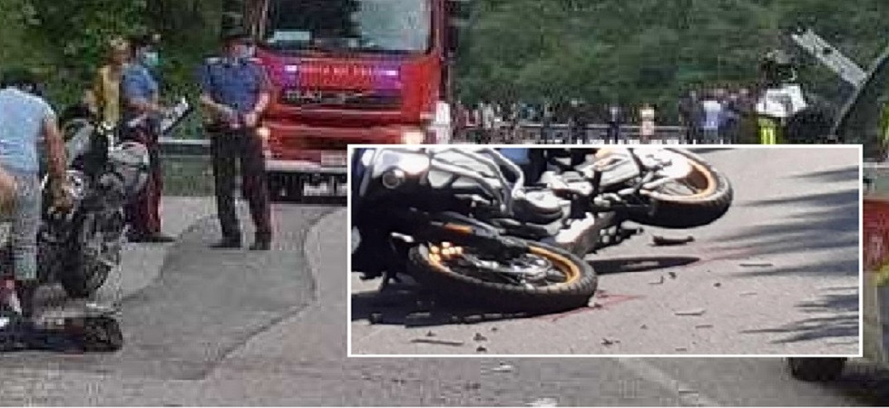 Tampona un'auto con la moto, viene scaraventato nella corsia opposta e travolto da un altro mezzo