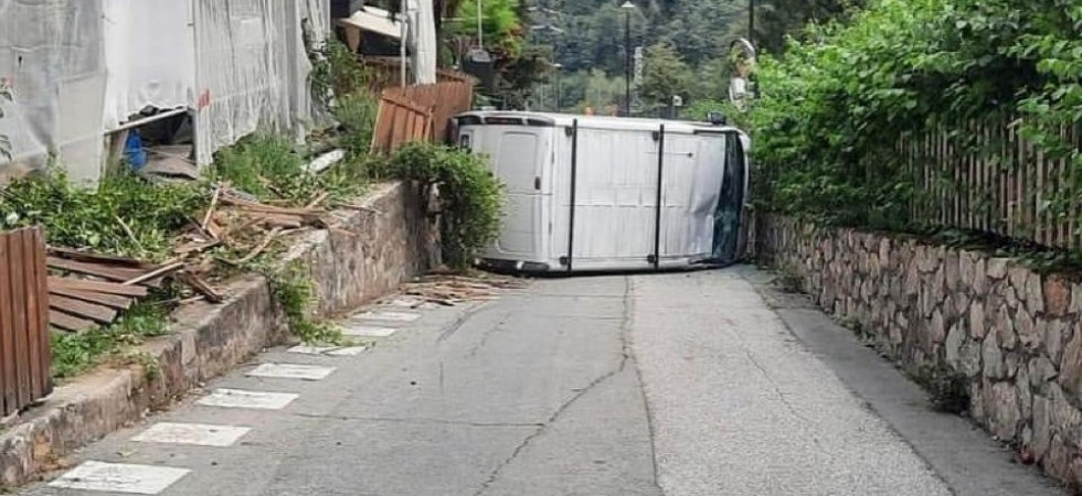 Problemi ai freni per un furgone, il mezzo finisce su un muretto e si ribalta bloccando la strada