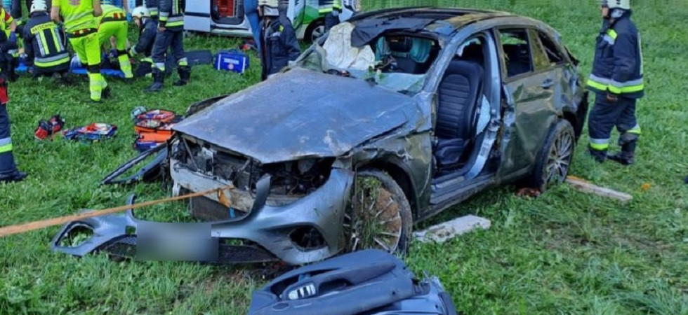 Perde il controllo dell'auto e precipita in un pendio, gravissimo incidente