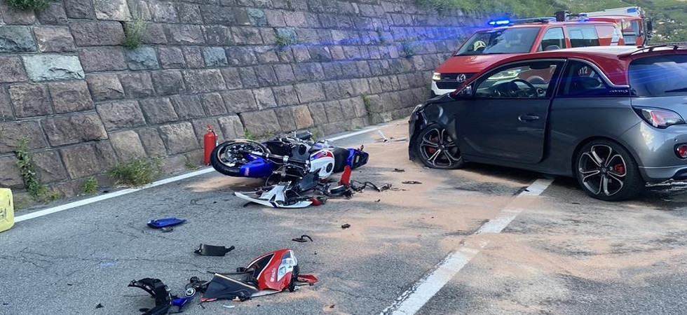 Tremendo schianto auto - moto: due persone in gravi condizioni trasportate in ospedale