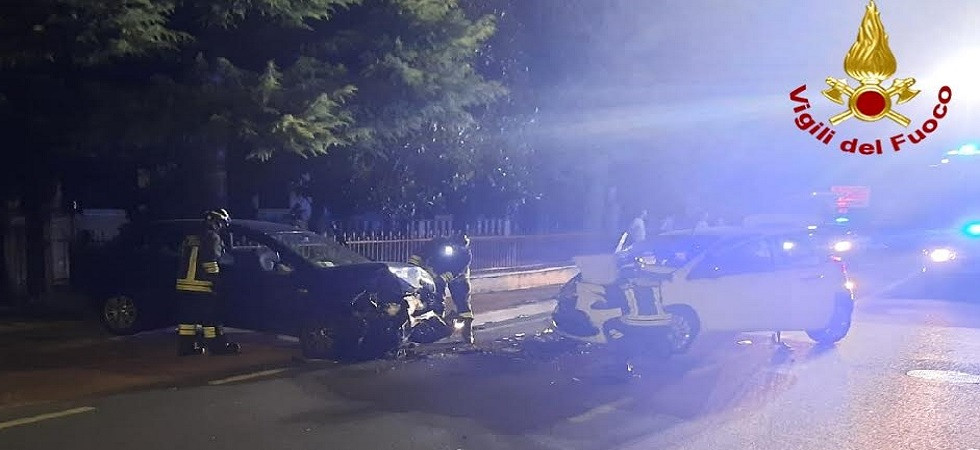 Schianto frontale tra due autovetture, quattro persone coinvolte: due feriti estratti dalle lamiere in gravi condizioni