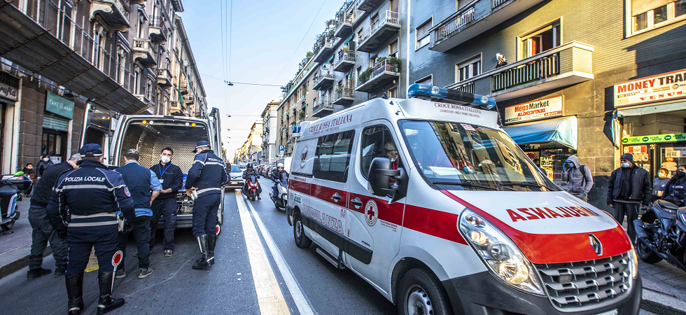 Sul luogo dell'incidente sono intervenute le forze dell'ordine e i sanitari del 118 (foto Imagoeconomica) Sul luogo dell'incidente sono intervenute le forze dell'ordine e i sanitari del 118 (foto Imagoeconomica)