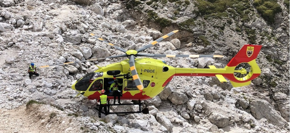 Paura in montagna, un 60enne ruzzola per alcuni metri, sbatte a testa e resta a terra privo di sensi davanti al compagno di
