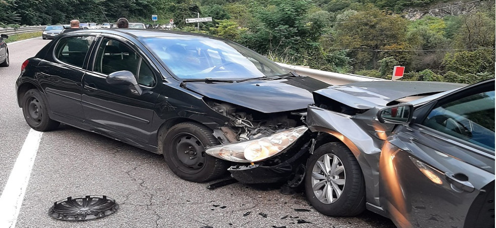 Incidente frontale tra due auto, quattro persone restano ferite nel violento impatto: grave una 72enne