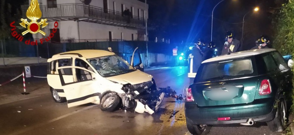 Violento schianto fra due auto, tre persone bloccate fra le lamiere