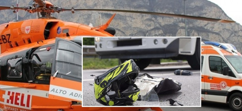 Perde il controllo della moto e finisce per sbattere violentemente contro il guardrail