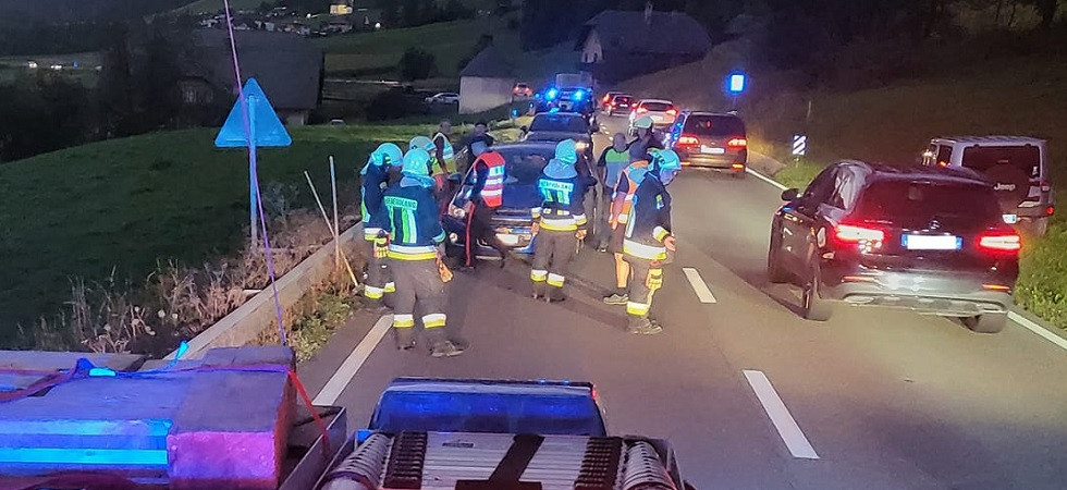 Paura nelle notte, scontro auto - cervo: due persone sono rimaste ferite