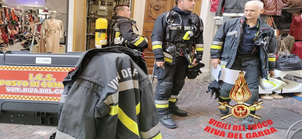 Allarme fuga di gas in centro storico, attimi di paura a Riva del Garda: vigili del fuoco in azione