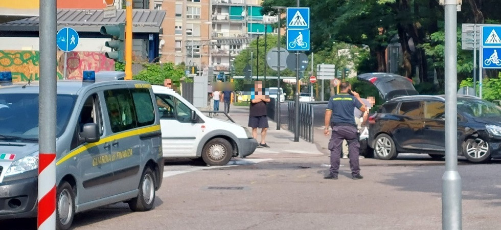 Schianto in piazza Centa, coinvolti una macchina e un furgone