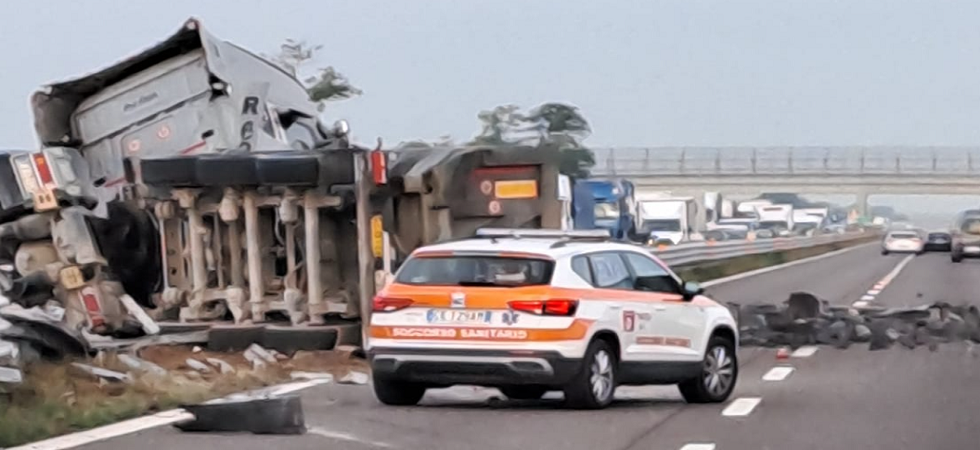 Autoarticolato esce di strada e si schianta contro il guardrail, autostrada paralizzata per ore in entrambe le direzioni