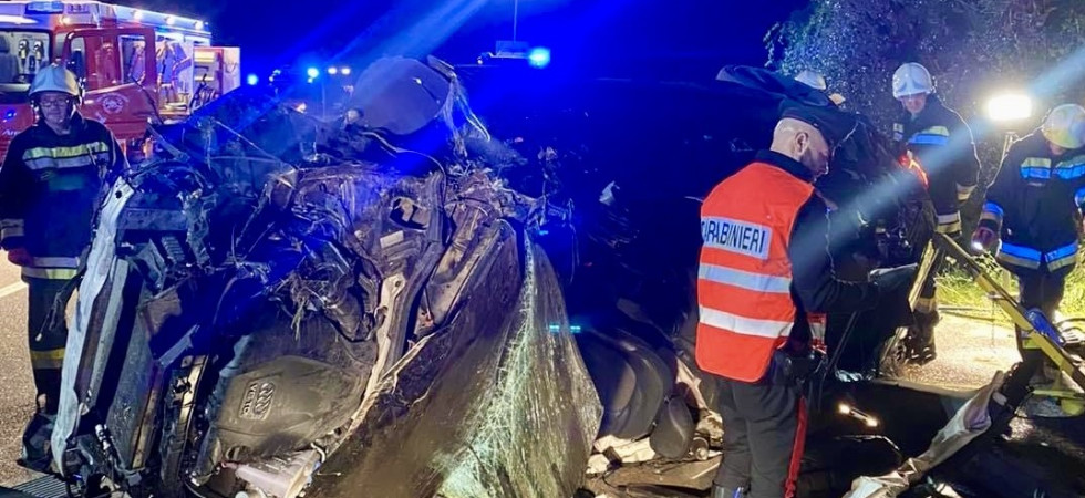Tremendo incidente nella notte, schianto fra due auto: 3 persone coinvolte, una estratta dalle lamiere