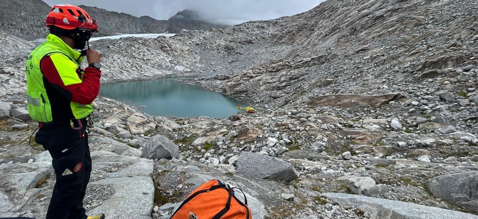 Esce per un’escursione ma si ferisce alla gamba e passa la notte all'addiaccio