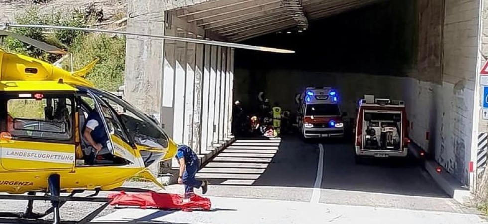 Schianto in galleria, perde il controllo della moto e finisce sull'asfalto: gravissimo un motociclista