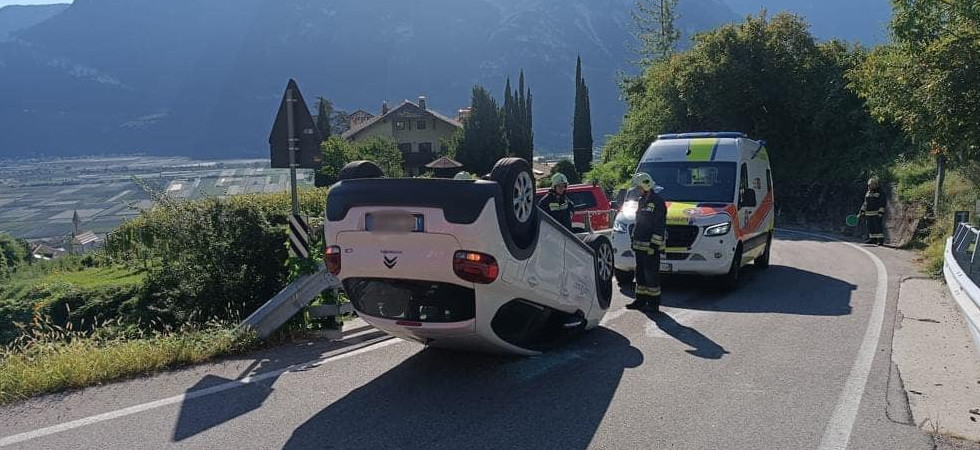 Perde il controllo dell'auto e il mezzo si schianta contro il guardrail ribaltandosi: l'intervento dei vigili del fuoco