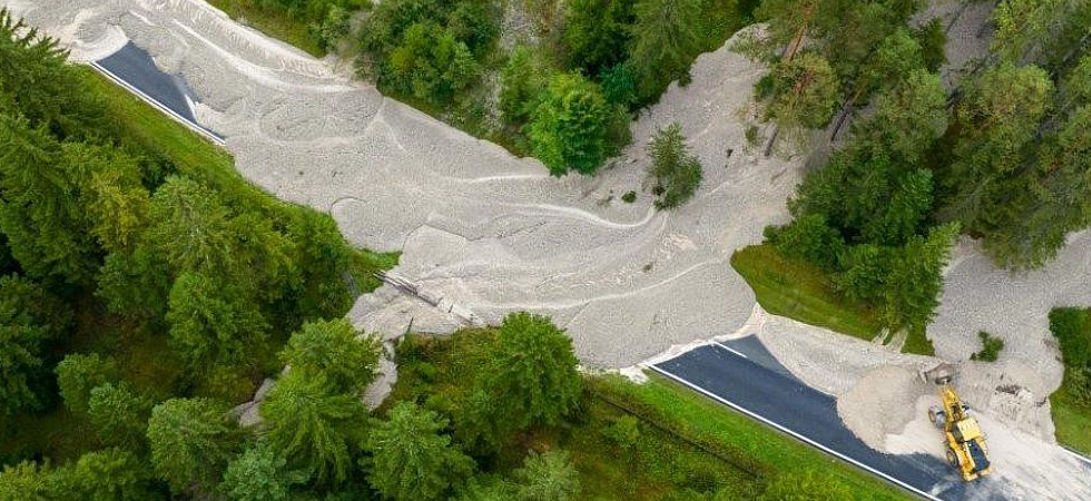Maltempo, una colata di fango invade strada e ferrovia: deragliato un treno in Tirolo