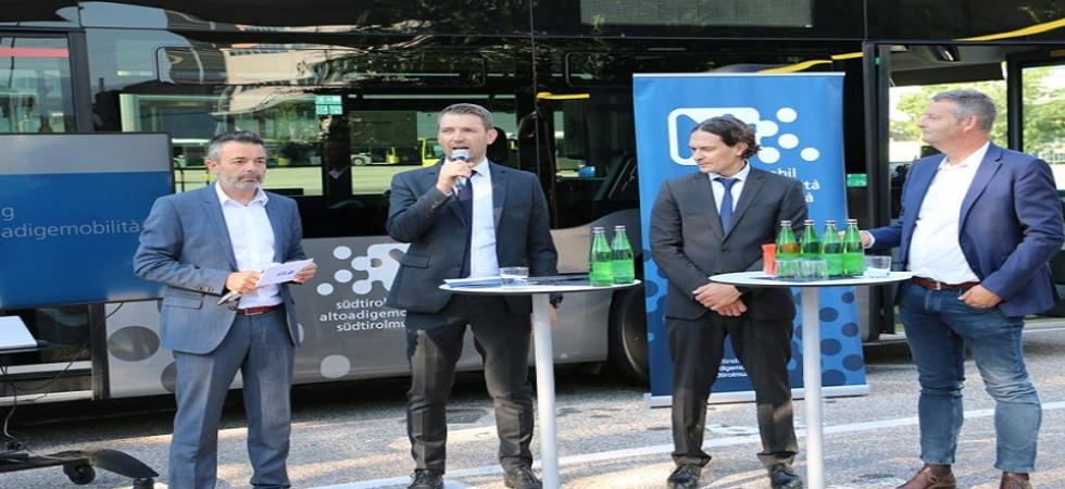 Mobilità: carta di credito, bancomat e cellulare per comprare i biglietti sull'autobus in Alto Adige
