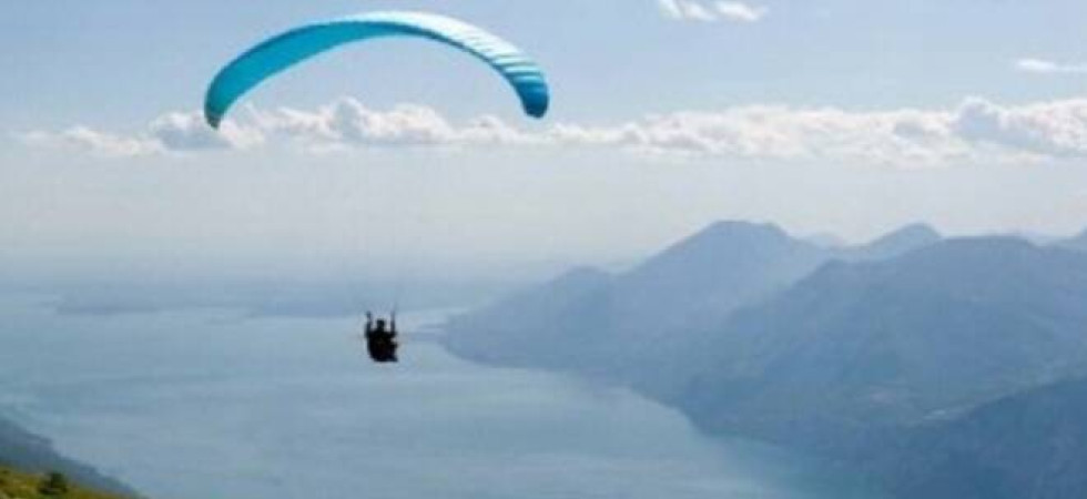 Parapendio precipita nel lago, grave un uomo riportato a riva da altri piloti
