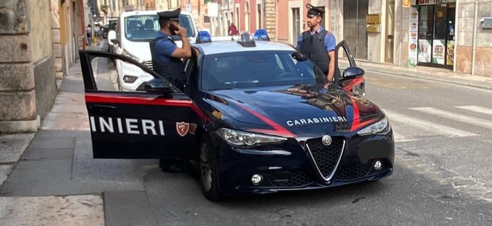Chiede della birra e poi paga il rider con 50 euro falsi