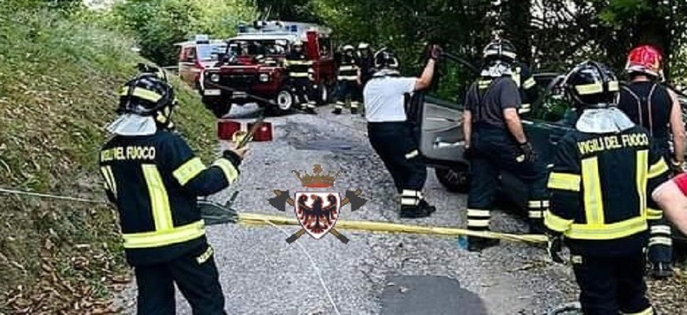 Accosta e rischia di scivolare in un dirupo, momenti di paura per un automobilista: l'intervento dei vigili del fuoco