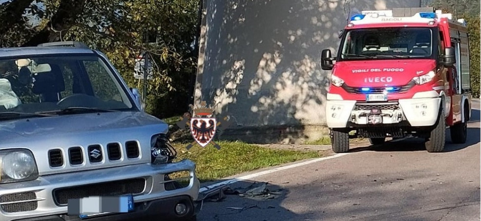 Foto della Federazione dei Corpi Vigili del Fuoco Volontari Provincia autonoma Trento - corpo dei vigili del fuoco volontari di Ragoli Violento scontro tra due auto lungo la strada provinciale, due feriti portati in ospedale