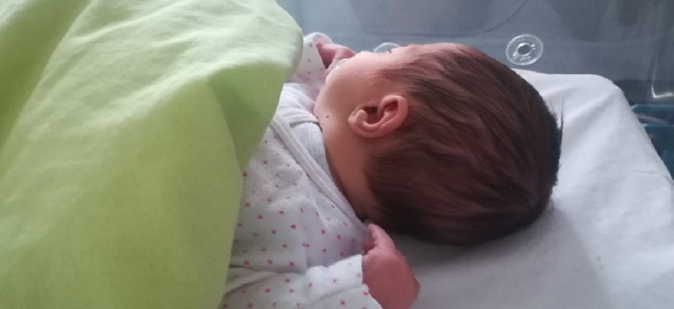 Paura durante il parto, la bimba rimane bloccata con una spalla e non respira