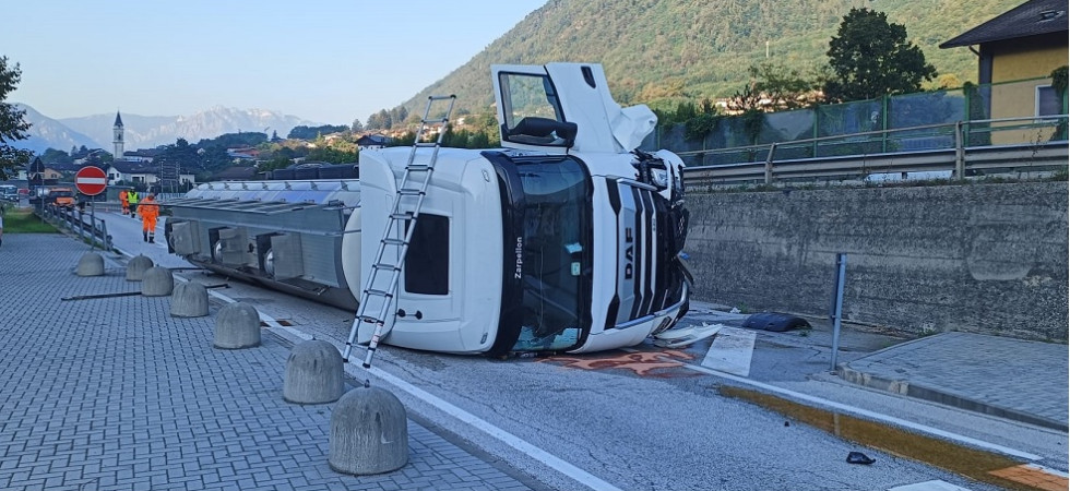 Foto Vvf Roncegno Terme Un'autocisterna si rovescia sulla strada e travolge le barriere a bordo carreggiata