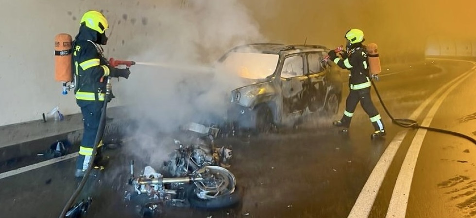 Tremendo schianto auto - moto, i mezzi vengono avvolti e distrutti dalle fiamme: due persone trasportate in ospedale