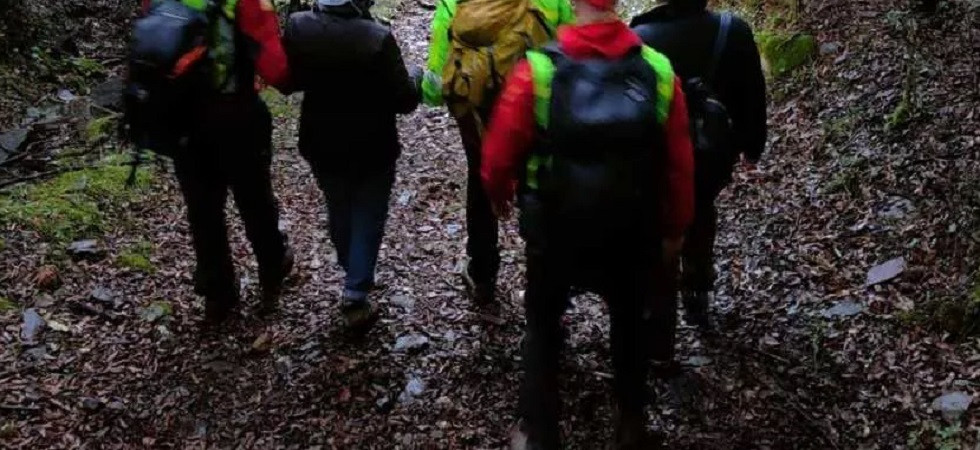 Moglie e marito di 82 e 84 anni vanno a funghi ma perdono l'orientamento e chiedono aiuto: l'intervento del soccorso alpino