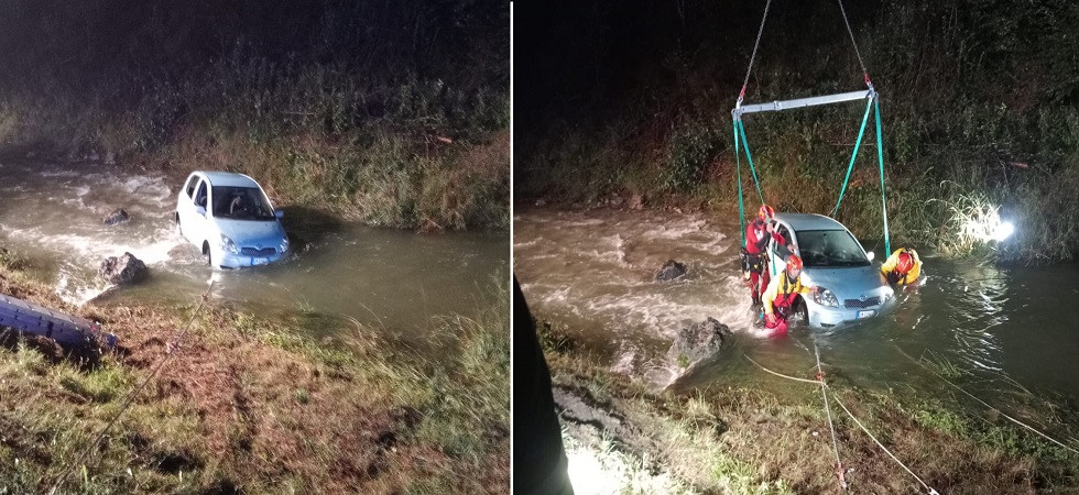Momenti di paura nella notte, 19enne perde il controllo dell'auto e finisce dentro un corso d'acqua