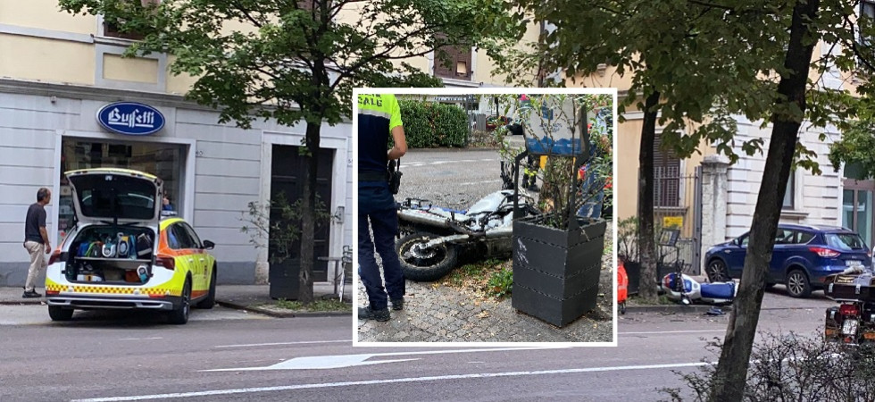 Momenti di paura in via Rosmini a Trento, con la moto finisce contro un albero a pochi passi dai tavolini di un bar