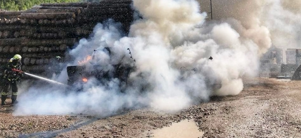In fiamme un carrello elevatore, momenti di paura in un'azienda di lavorazione del legno