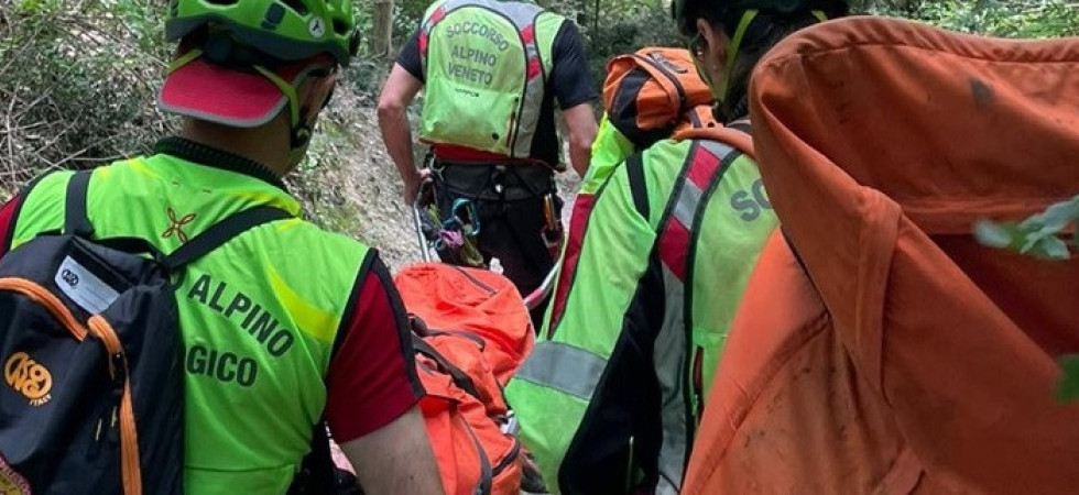 Si infortuna a 1800 metri e rimane bloccato, 68enne trasportarlo a spalla con la barella dal soccorso alpino