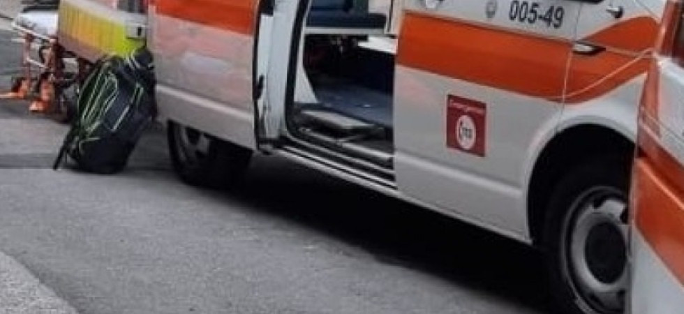 Fa manovra con l'auto e finisce per travolgere il padre, momenti di paura per un 91enne