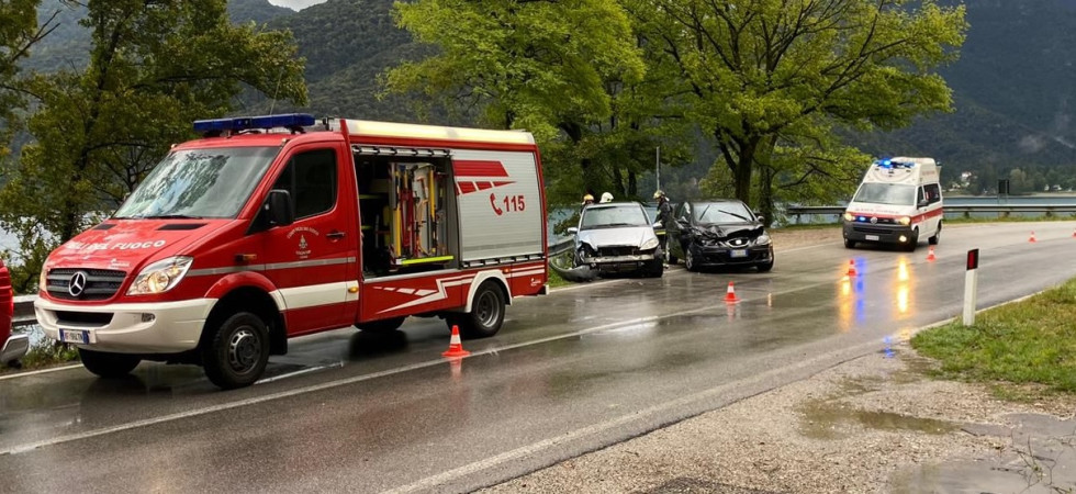Perde il controllo dell'auto in curva esce di strada e finisce per schiantarsi contro un mezzo parcheggiato