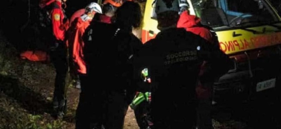 Dramma nei boschi, esce per cercare funghi e non fa più rientro: 86enne trovato senza vita
