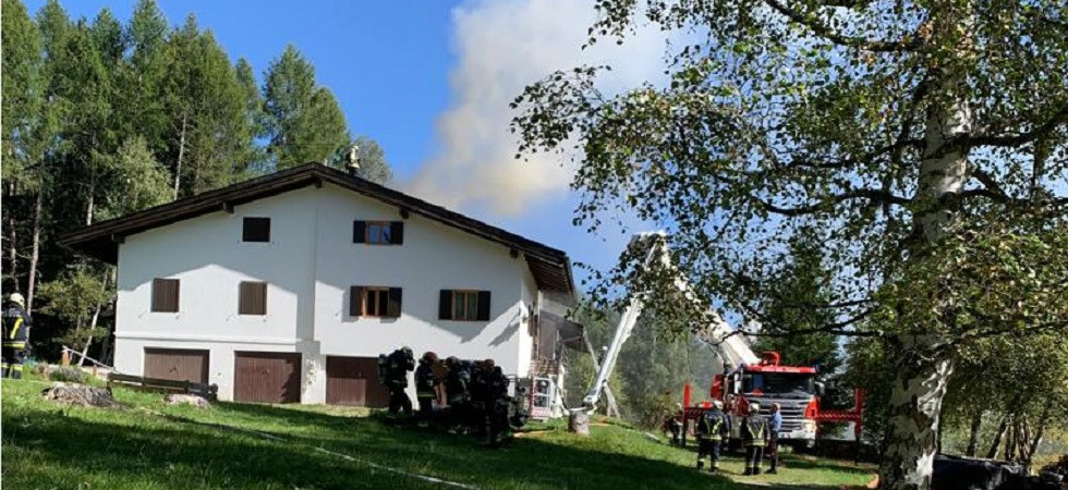 Allarme incendio, una grossa colonna di fumo dal tetto di un'abitazione: sul posto in azione i vigili del fuoco