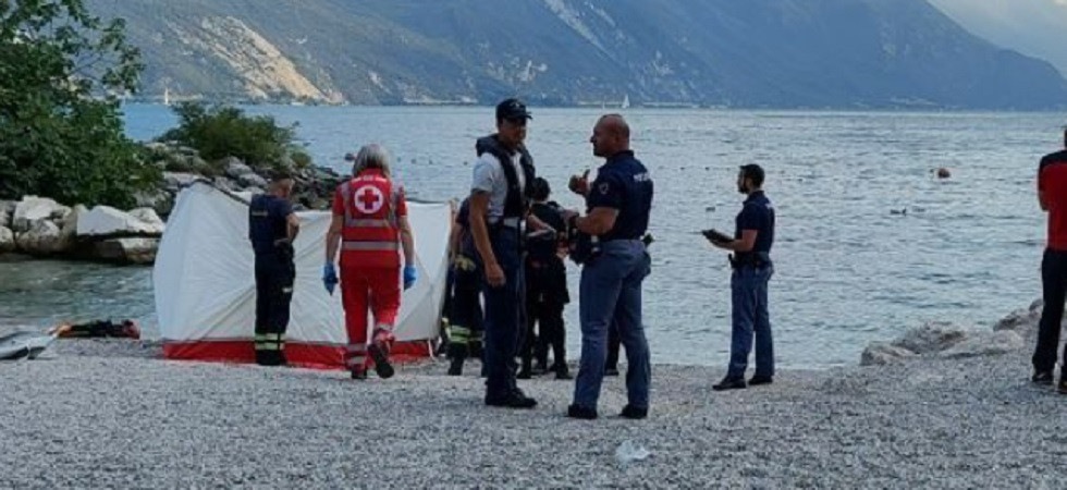 Annega davanti agli occhi della moglie, il dramma alla spiaggia dei Sabbioni sul Garda