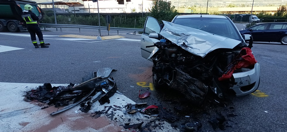 Tremendo schianto auto - moto, in condizioni gravissime un motociclista elitrasportato in ospedale