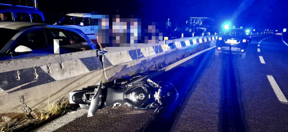 Tragedia nella notte, motociclista perde la vita schiantandosi contro una barriera stradale