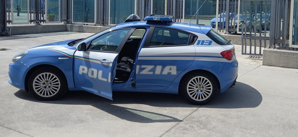 Raffica di rapine e porto abusivo d'armi, 28enne simula un malore per non finire in carcere: sarà espulso dall'Italia