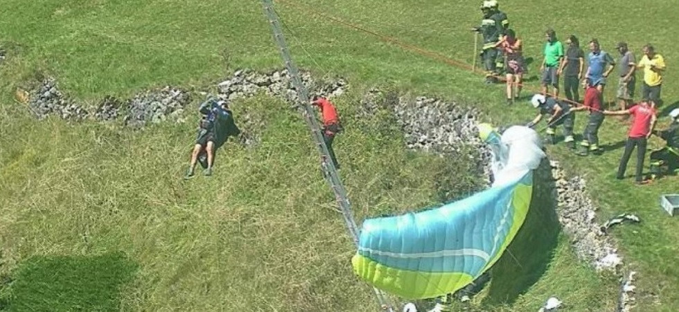 Perde il controllo del parapendio e precipita sui fili di una teleferica, momenti di paura per un pilota