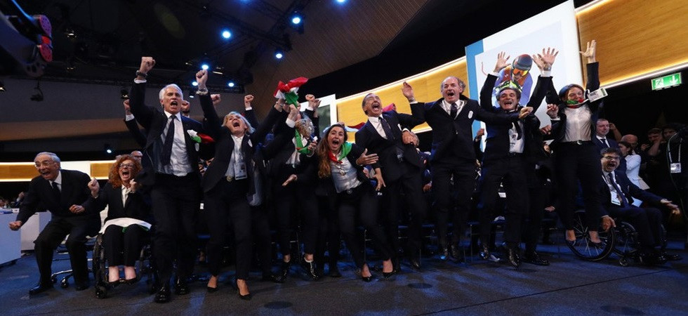 La festa al momento dell'assegnazione delle Olimpiadi: esultano Malagò, Zaia, Sala e Fontana