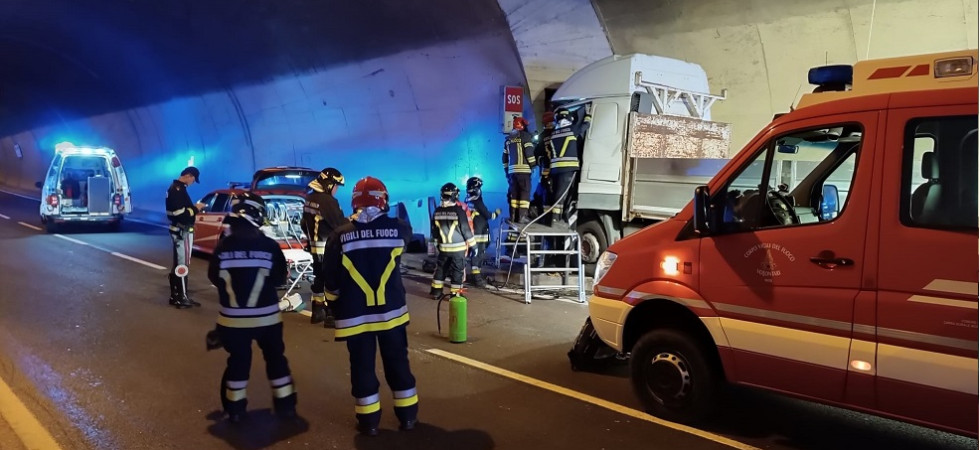 Camion contro un muro in galleria, l'autista di 56 anni liberato con le pinze idrauliche e trasportato in elicottero in