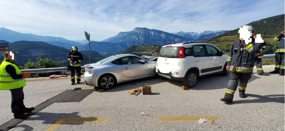 Schianto tra due auto all'incrocio, due persone trasportate in ospedale