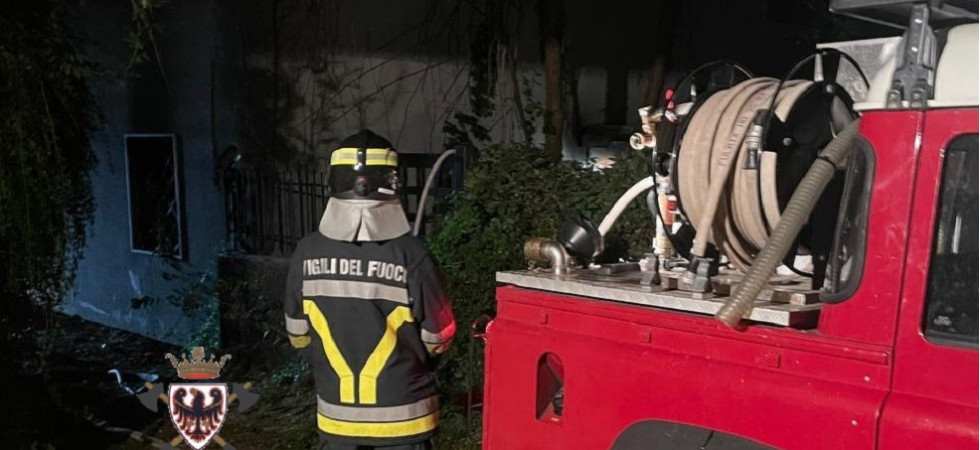 Foto di Federazione dei vigili del fuoco volontari del Trentino - corpo vigili del fuoco di Villazzano Le fiamme divampano nella notte all'interno di una casa abbandonata, arrivano i vigili del fuoco per spegnere l'incendio