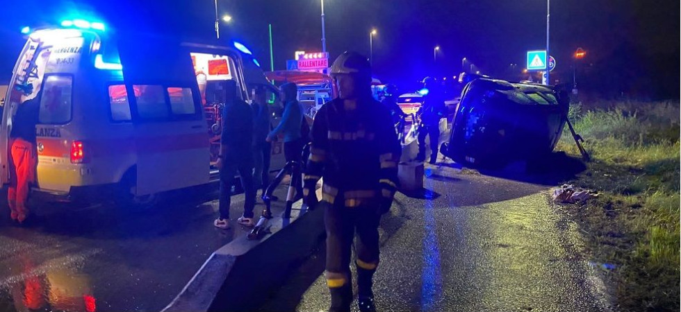 Perde il controllo dell'auto, sbatte contro le barriere e si cappotta