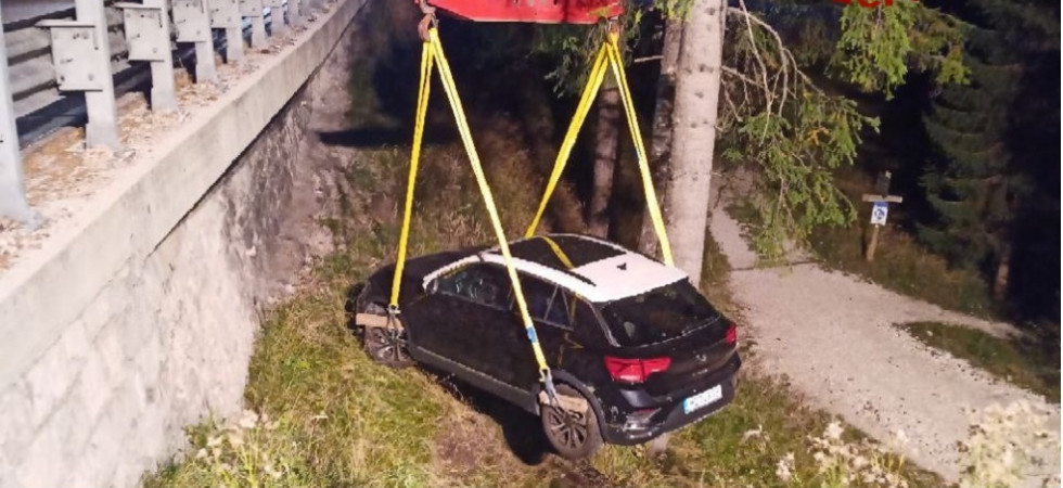 Perde il controllo dell'auto e la corsa finisce nella scarpata